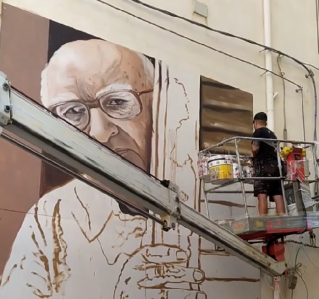 Anniversario morte Camilleri, l’opera d’arte in suo onore: murales come segno di riqualificazione urbana