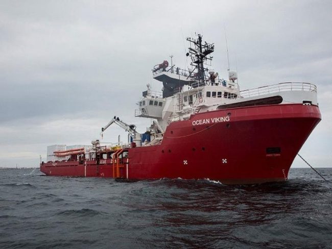 Maltempo nel Canale di Sicilia, i migranti di Ocean Viking esposti alle intemperie: “Serve un luogo sicuro”