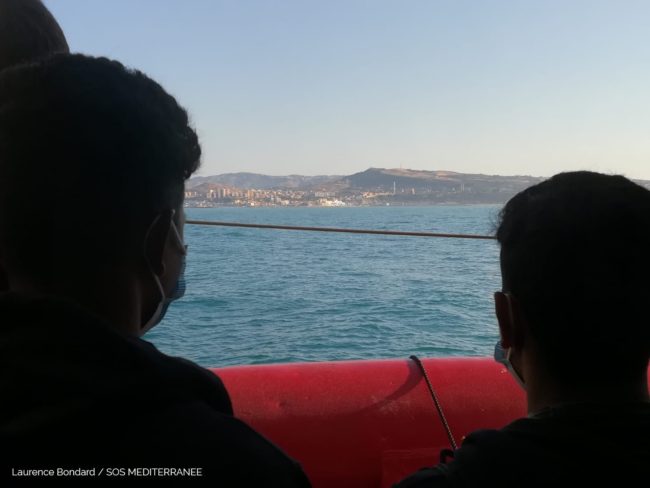 Ocean Viking a Porto Empedocle: nave in rada in attesa dello sbarco