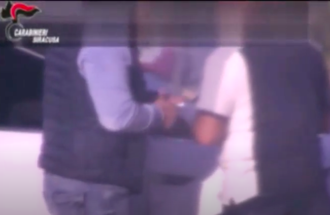 Usura e droga comprata dai “catanesi”, le attività e la struttura del gruppo vicino al clan Aparo – I DETTAGLI