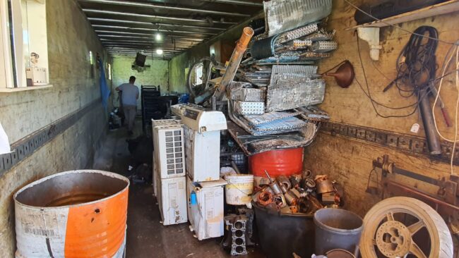 Container utilizzato per lo stoccaggio di rifiuti speciali e pericolosi: segnalato 49enne