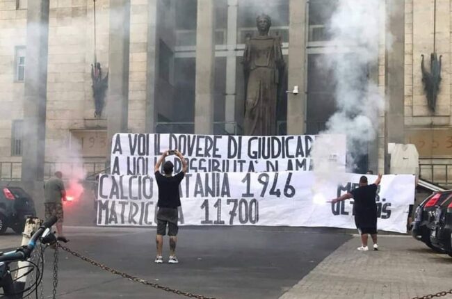 Ultras del Calcio Catania protestano davanti al Tribunale con striscioni e fumogeni: 3 denunce e un Daspo