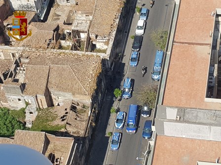 Catania, Polizia di Stato in ogni angolo di San Berillo: perquisizioni, droga e denunce – DETTAGLI e FOTO