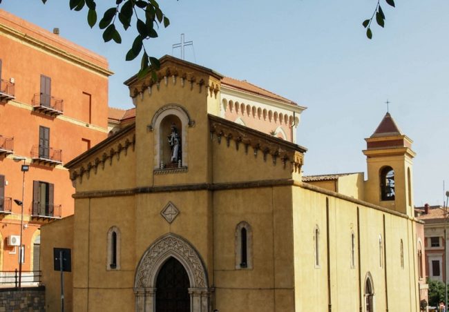 Folla di gente scalza e mini-statua in giro per la città, assembramenti durante la festa di San Calogero: intervengono forze dell’ordine