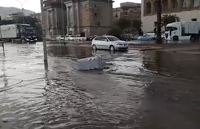 Maltempo a Palermo, tombini scoperchiati e fanghiglia ovunque. “Evitate sottoponti viale Regione Siciliana”
