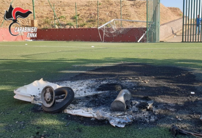Entra nel campo di calcio del quartiere e appicca il fuoco: denunciato giovane incensurato