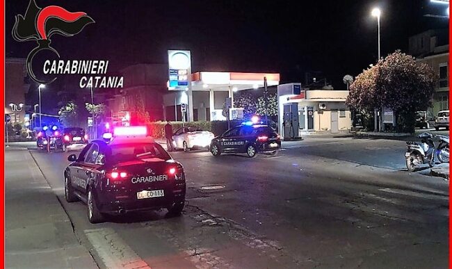 Serata “movimentata” nel Catanese, fidanzato deluso brucia auto dell’ex: ubriaco e drogato provoca incidente