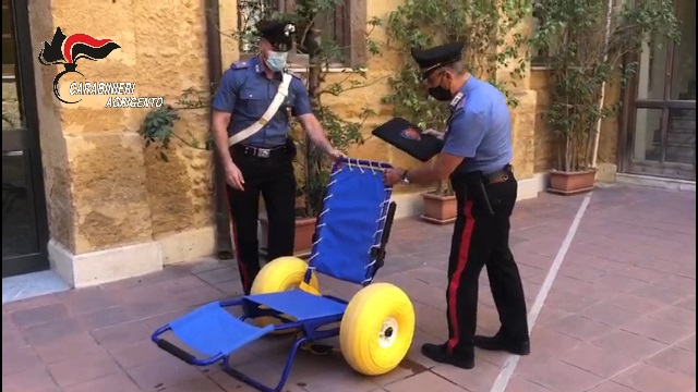 Ruba una sedia da mare per diversamente abili e la rivende: denunciato compratore – FOTO e VIDEO