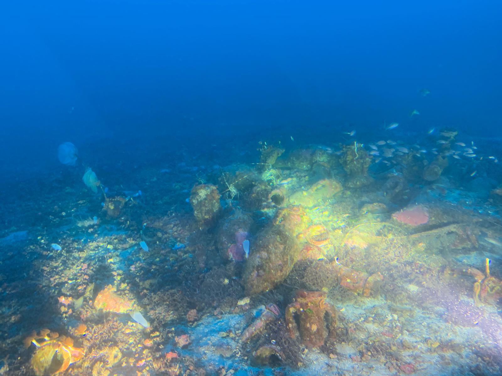 Individuato nel fondale marino un relitto romano con antiche anfore. Samonà: “Potenziare la ricerca” – FOTO