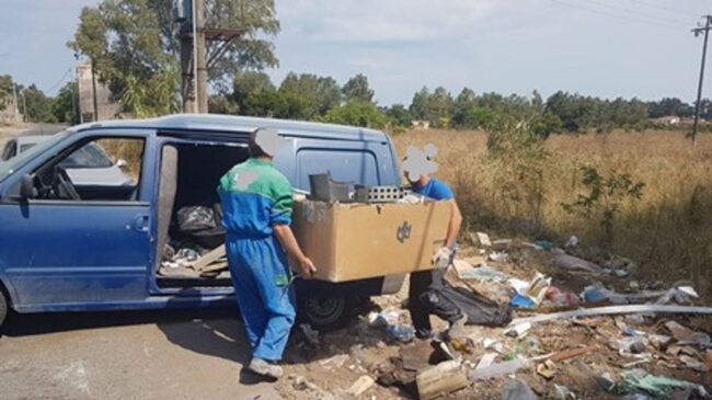 Catania, costruiscono una casa abusivamente e poi buttano in strada centinaia di chili di rifiuti