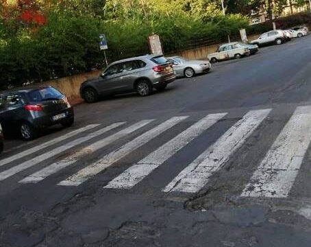 Stalli a pagamento sulle strade del quartiere Borgo-Sanzio, residenti e commercianti disperati