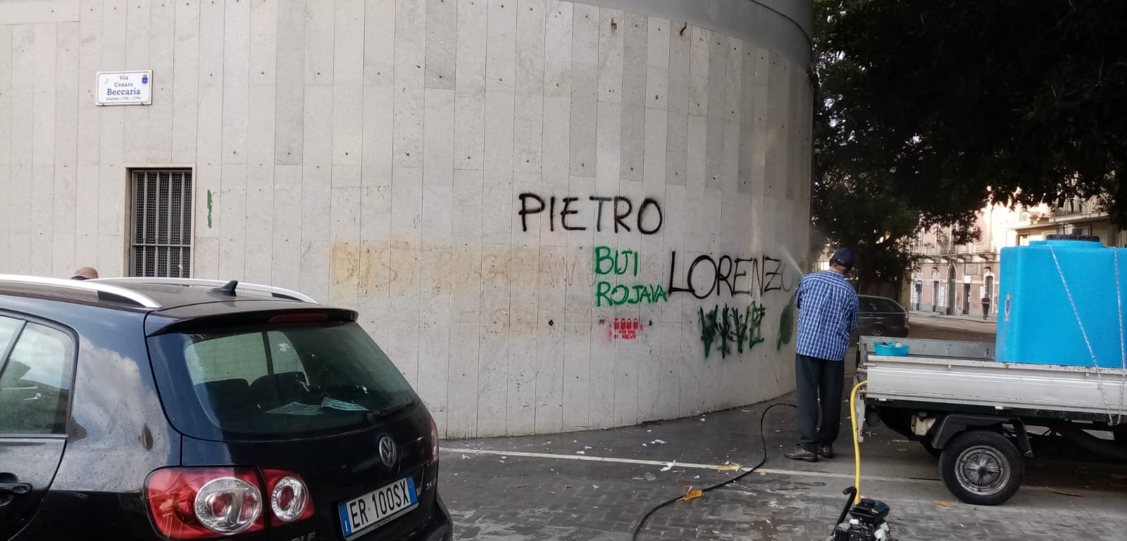 Catania ripulita: cancellate scritte sui muri e tolti via i manifesti vicino allo Stadio – FOTO e VIDEO