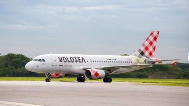 Dramma sul volo Pescara-Palermo, donna colpita da arresto cardiaco salvata da cinque “angeli”