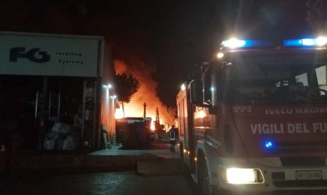 Paura vicino al centro commerciale Etnapolis, divampa vasto incendio: vigili del fuoco e carabinieri sul posto
