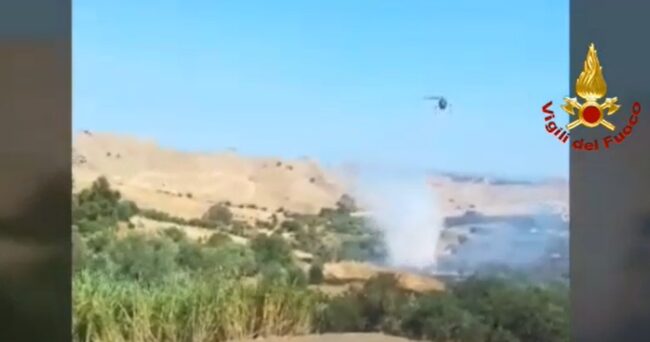 Incendio a Motta Sant’Anastasia, fiamme minacciano abitazioni: bruciato tetto di una casa – VIDEO
