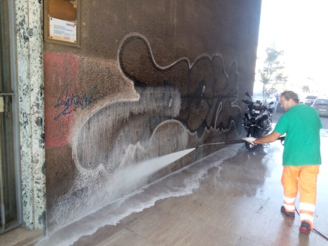 Catania, ripuliti e sanificati piazza della Repubblica e corso Sicilia dopo lo sgombero