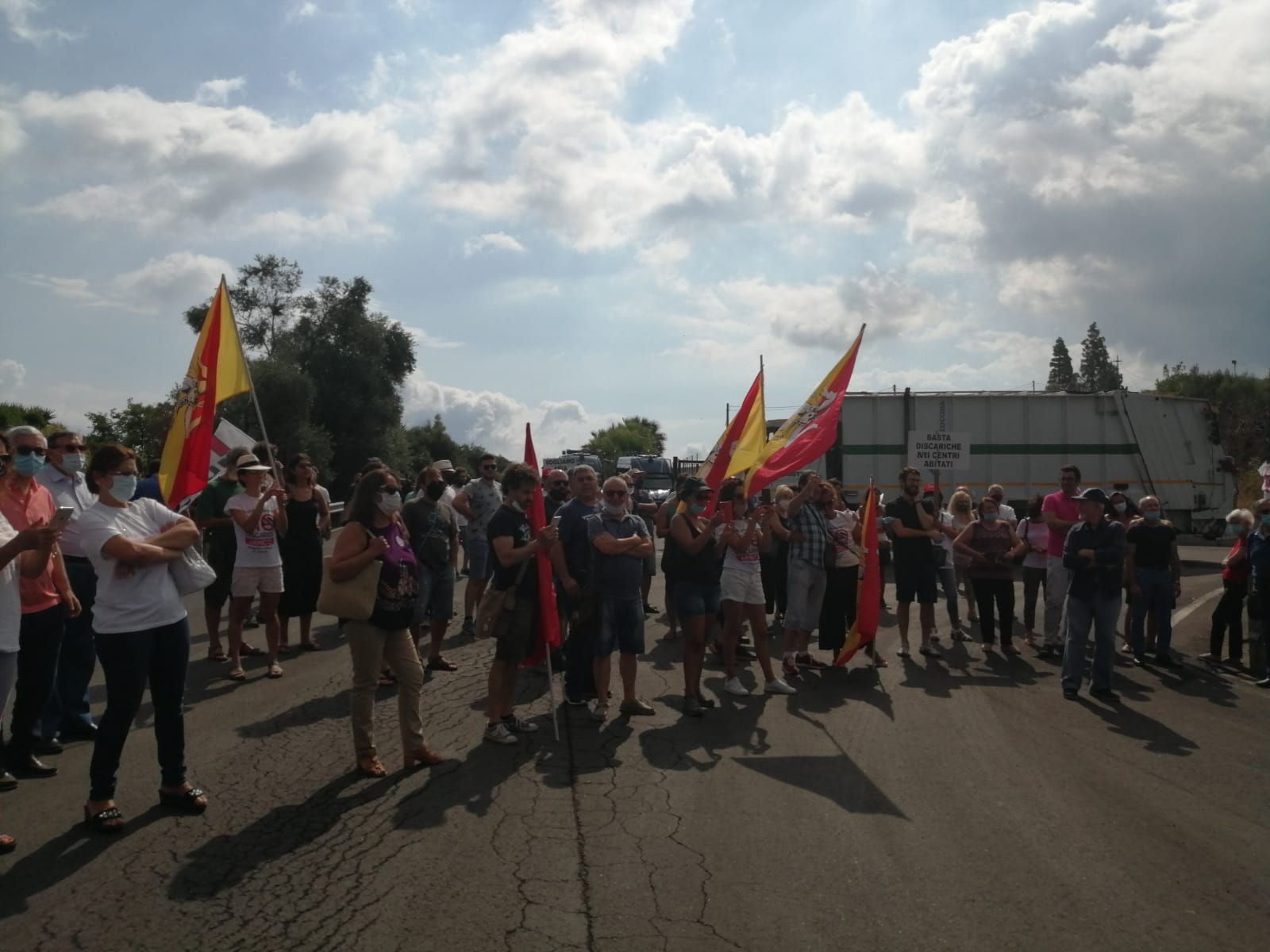 Catania, protesta contro gli impianti della Sicula Trasporti: “Chiudere e procedere con la bonifica” – FOTO