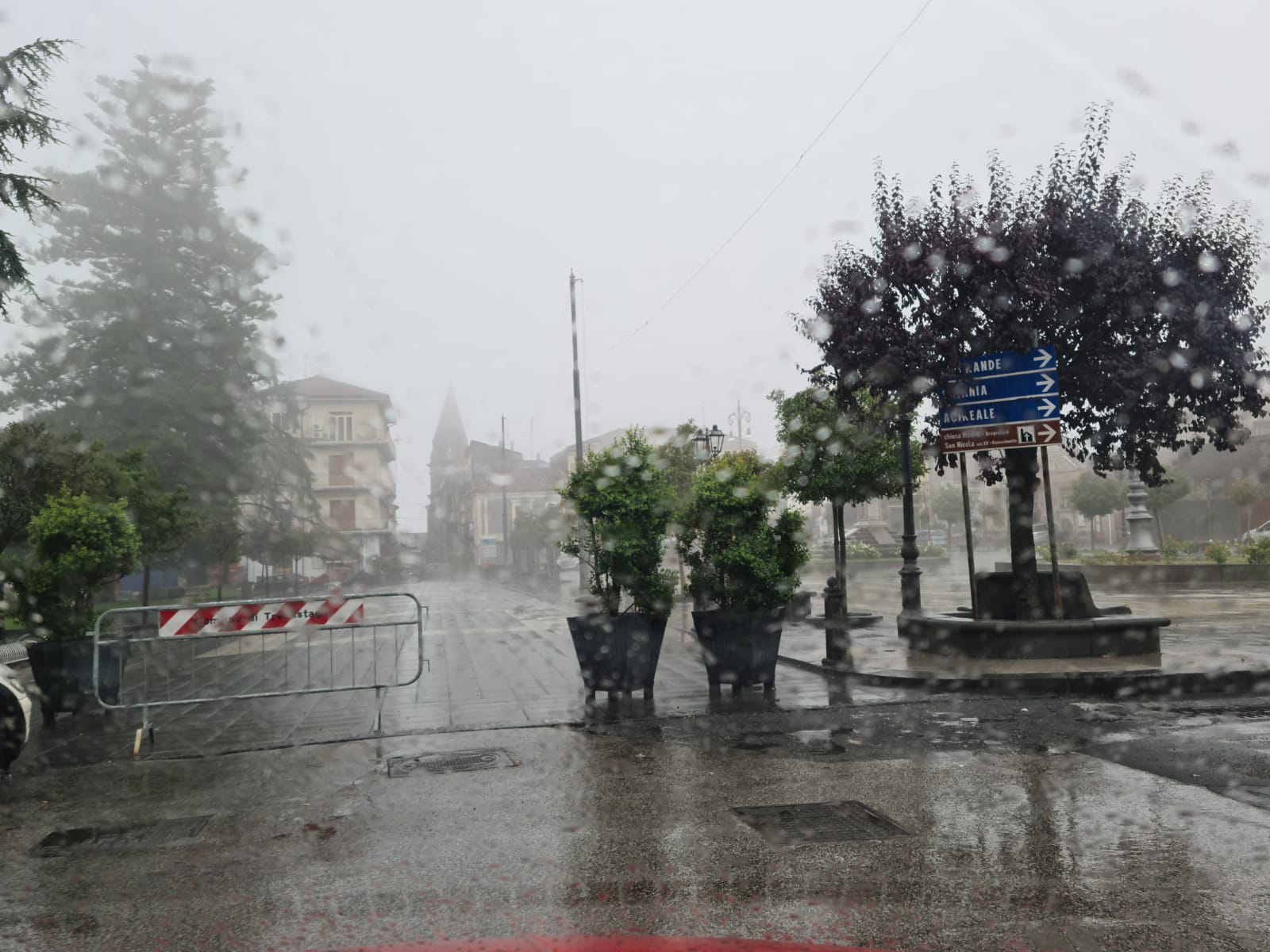 Pioggia, nebbia e strade allegate: disagi nel Catanese a causa del maltempo – FOTO e VIDEO