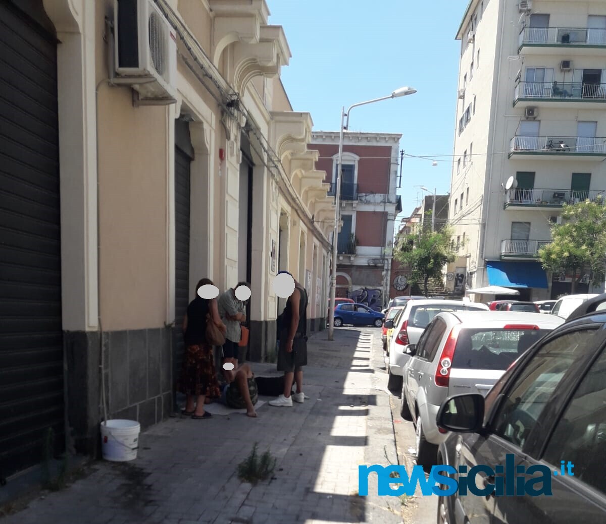 Catania, extracomunitari fanno i bisogni per strada e importunano la gente: l’appello disperato di commercianti e residenti – FOTO