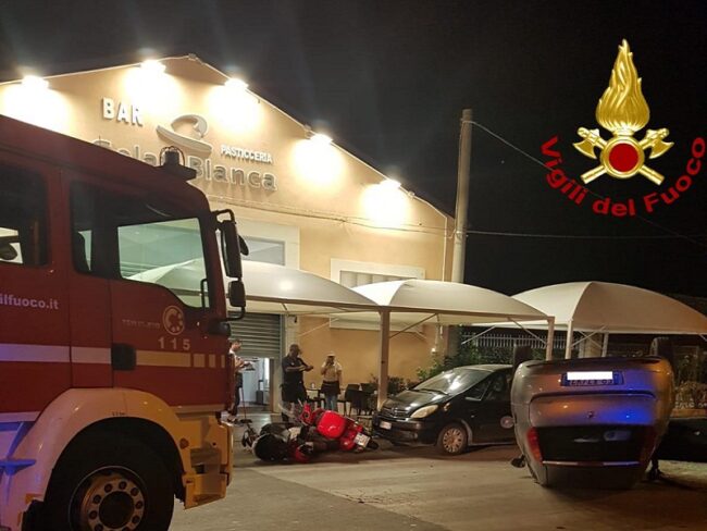 Incidente in piena notte, tampona auto e due scooter e si ribalta: 22enne salvata dai vigili del fuoco – FOTO