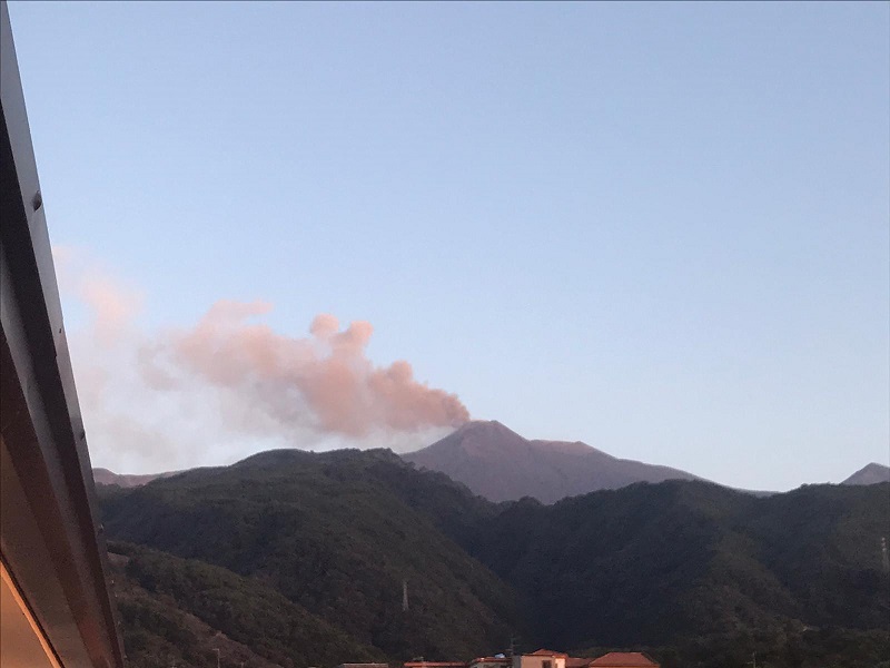 Etna, incremento attività stromboliana al Nuovo Cratere Sud-Est: nube vulcanica in direzione Sud-Ovest