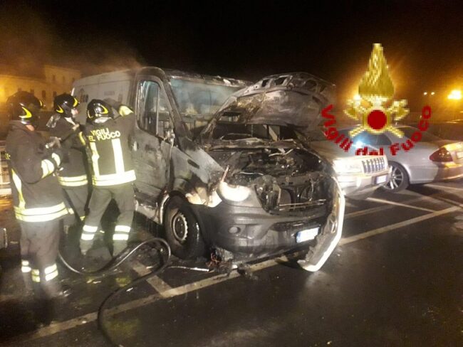 Furgone in fiamme nella notte, danneggiata una vettura parcheggiata: non si esclude l’origine dolosa