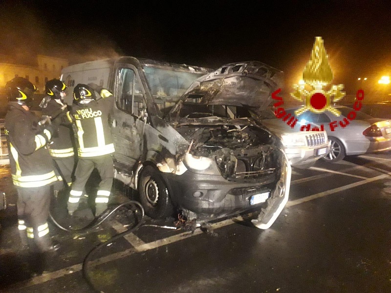 Furgone in fiamme nella notte, danneggiata una vettura parcheggiata: non si esclude l’origine dolosa