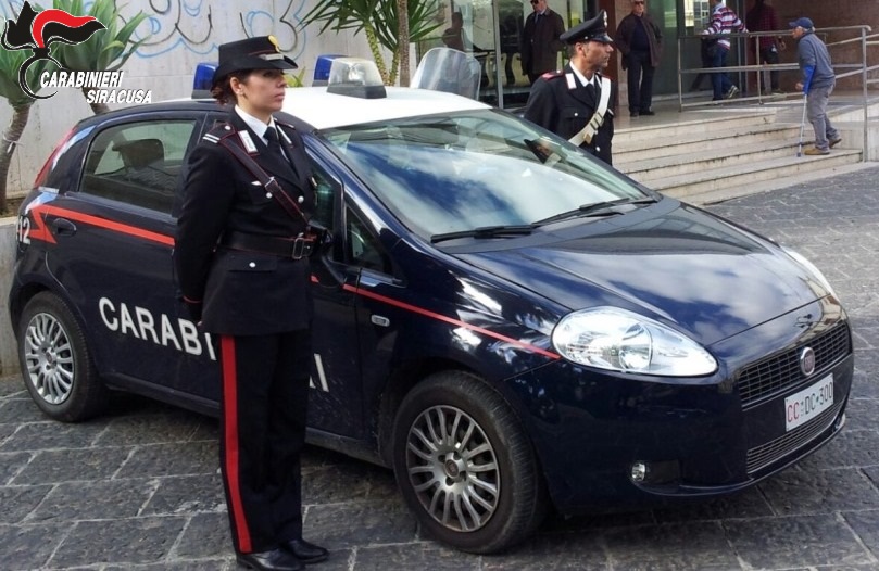 Non accetta la fine della relazione con la sua campagna, finge incontro “chiarificatore” e la violenta