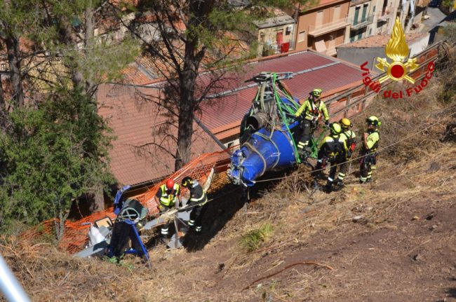 Elicottero contro costone roccioso: vigili del fuoco recuperano la carcassa – VIDEO
