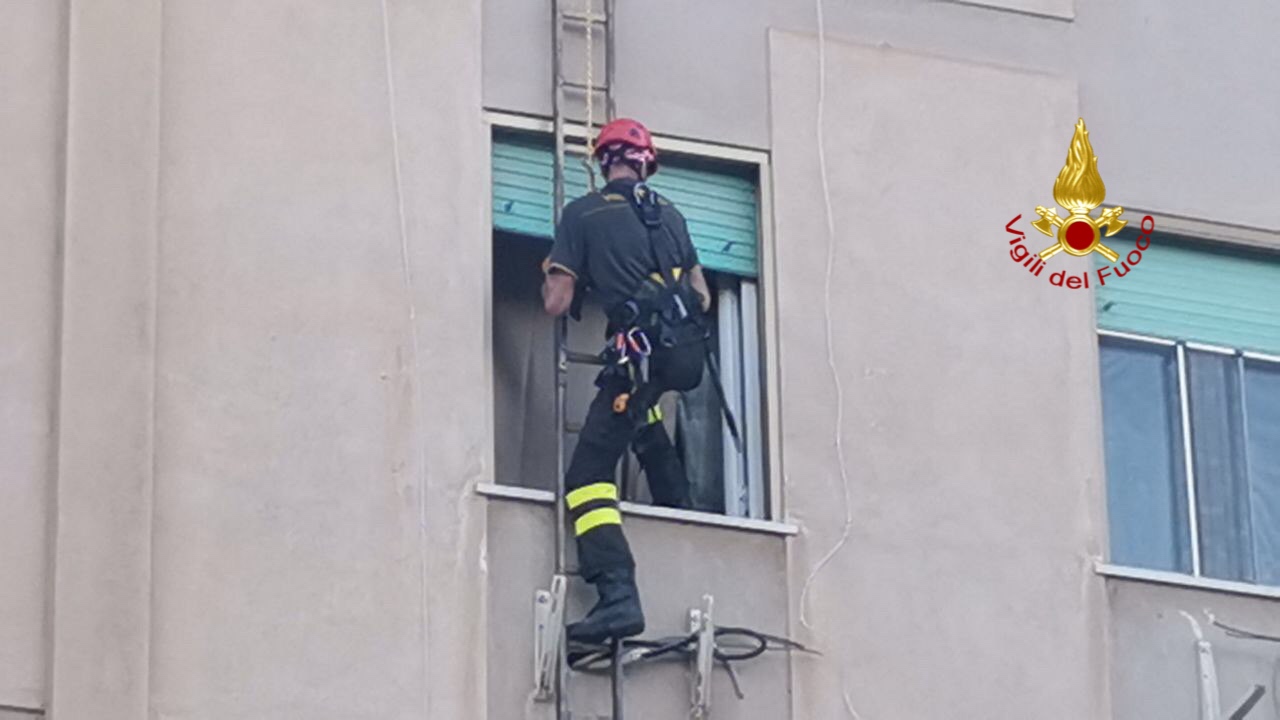 Malore in casa, l’intervento dei vigili del fuoco per salvare un uomo: le FOTO e il VIDEO