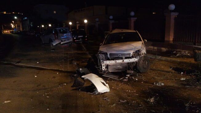 Tre 20enni a bordo di una Fiat Punto si schiantano contro auto in sosta: due trasportati in ospedale