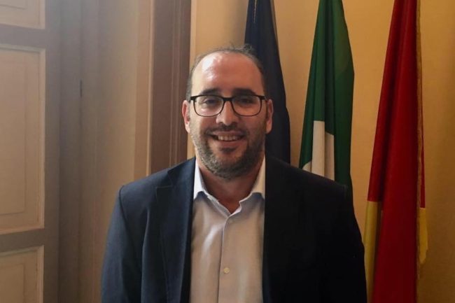 “È arrivato il momento di girare pagina”, l’assessore Darawsha dà le dimissioni. Orlando invita a ripensarci