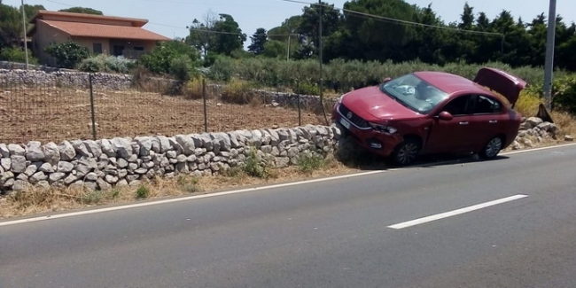 Scontro tra due auto, una finisce su muretto di delimitazione: paura per le persone a bordo