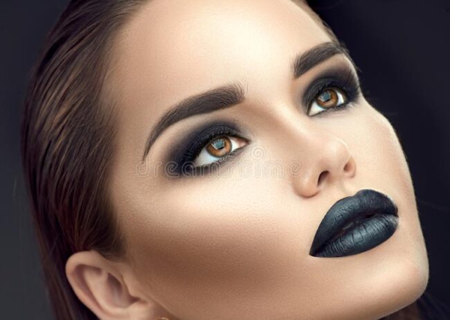 Black make-up, la matita nera protagonista da sempre: i consigli per realizzare un trucco completo