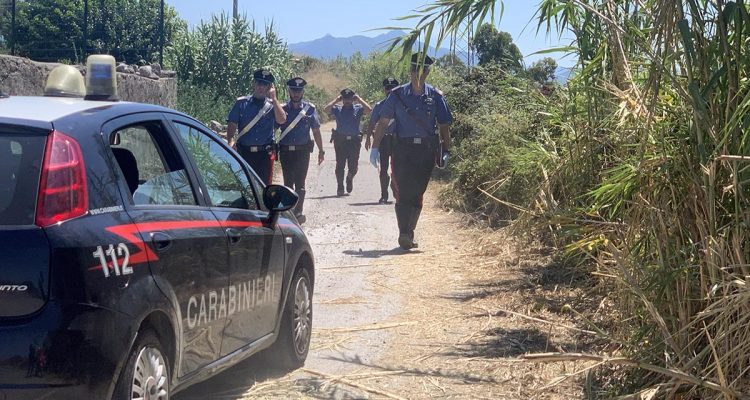 Tragico ritrovamento in provincia di Catania: scoperto il cadavere carbonizzato di un uomo