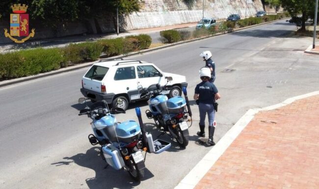Ai domiciliari, apre portone di casa e si ritrova i poliziotti: pusher aspettava il “cliente”, arrestato