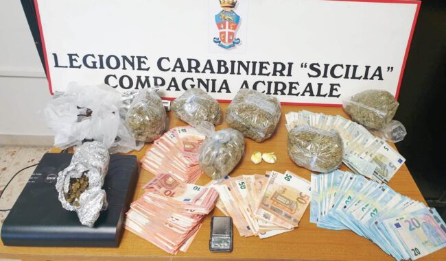 Ordinavano il pesce ma lui portava la droga: 30enne acese in manette per spaccio
