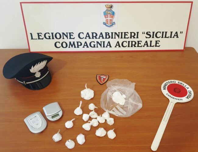 Viagrande, marito e moglie beccati in auto con la coca nascosta nello zainetto: scattano le manette