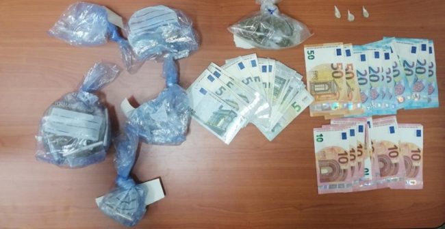 Crack, hashish, eroina e quasi 500 euro nelle mani di un giovanissimo pusher: ai domiciliari lo spacciatore