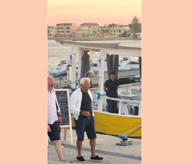 Giorgio Armani continua il tour della Sicilia: “paparazzato” tra le strade di Marzamemi al tramonto