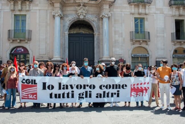 Catania, flash mob degli artisti in piazza Università: “Io lavoro come tutti gli altri!” – FOTO