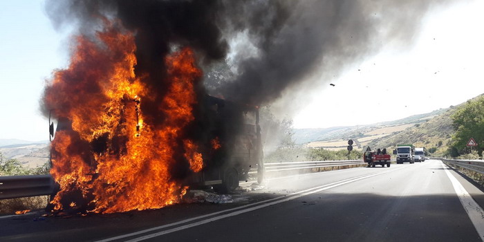 Autocarro “divorato” dalle fiamme sulla Ragusa-Catania: vigili del fuoco in azione