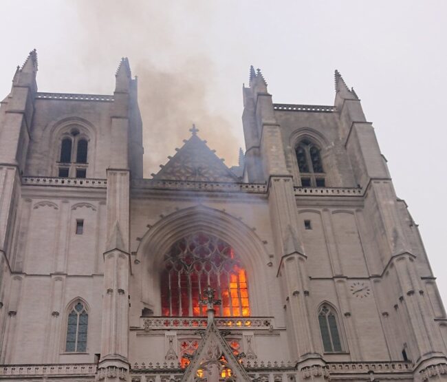 Fiamme nella cattedrale gotica di Nantes. Il procuratore: “Ritrovati almeno tre inneschi”- IL VIDEO
