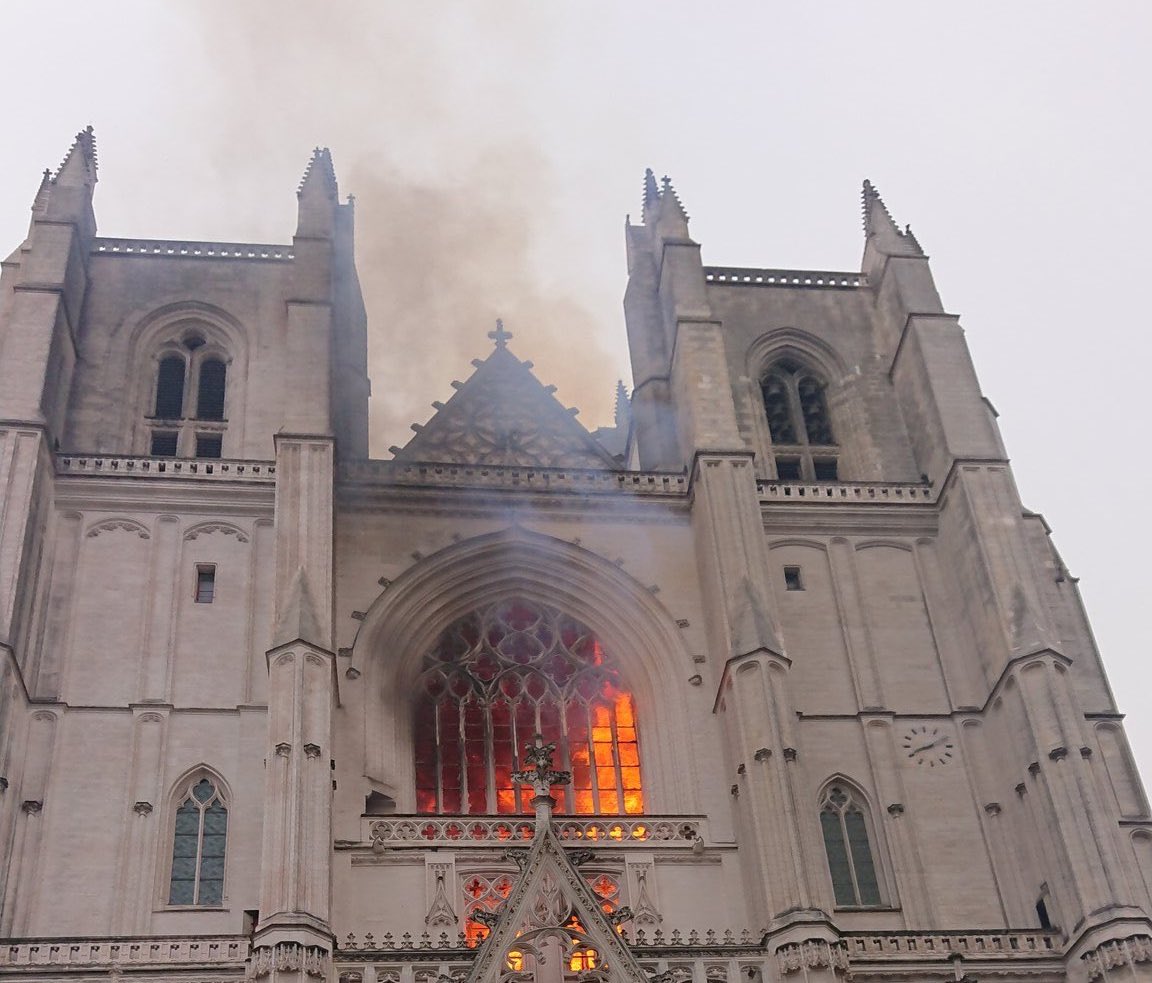 Fiamme nella cattedrale gotica di Nantes. Il procuratore: “Ritrovati almeno tre inneschi”- IL VIDEO
