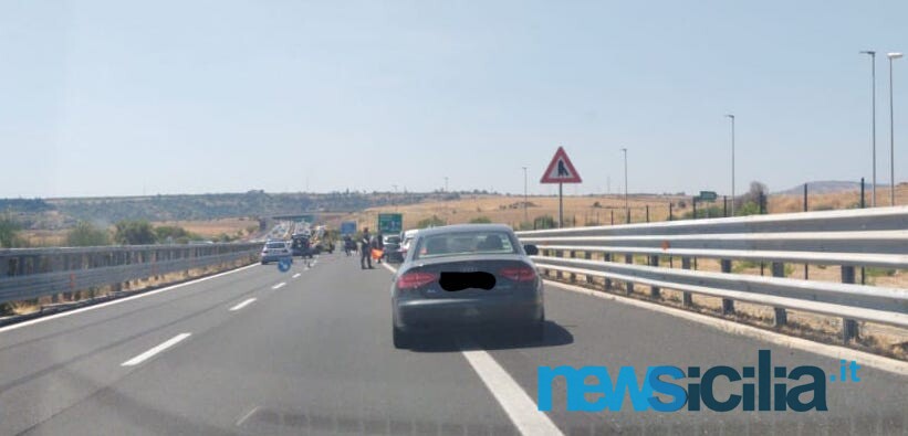 Tamponamento tra due auto sulla Catania-Siracusa, un ferito e traffico rallentato