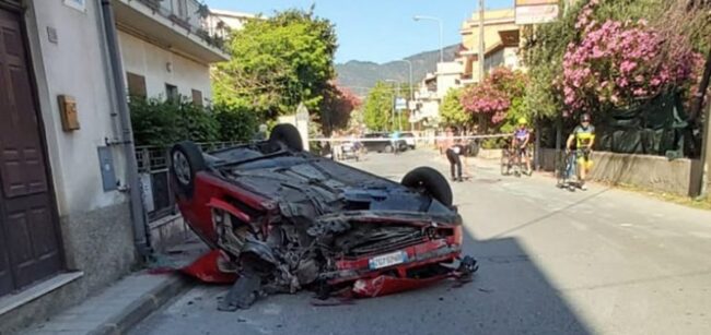 Seat si ribalta dopo lo scontro contro un muretto e un’auto: conducente in ospedale, traffico in tilt