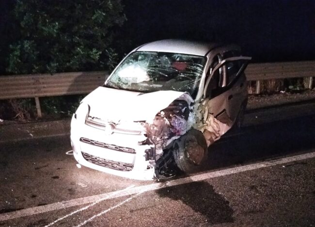 Scontro frontale in piena notte tra due auto sulla SP 20: 3 i feriti, tra questi un catanese