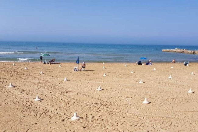 Rissa in spiaggia, modicano “ruba” il posto a un catanese: vigili urbani ristabiliscono la pace