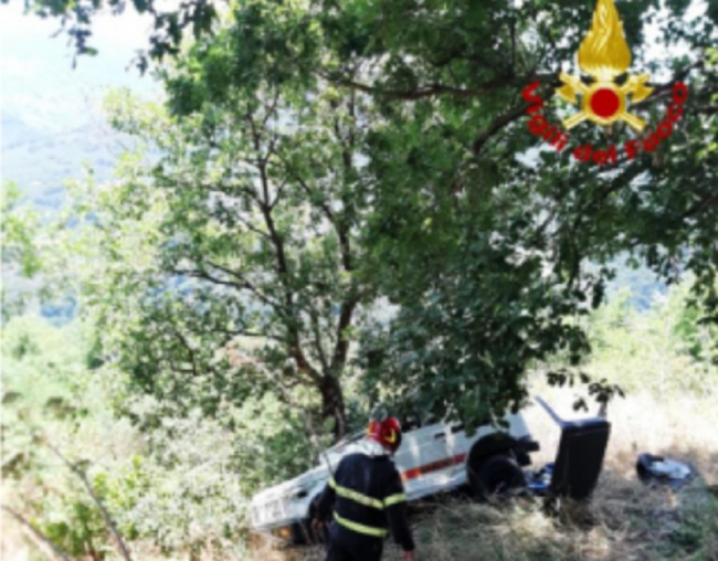 Perde il controllo della jeep e va a finire in una scarpata: uomo trasportato in ospedale, illesa la moglie