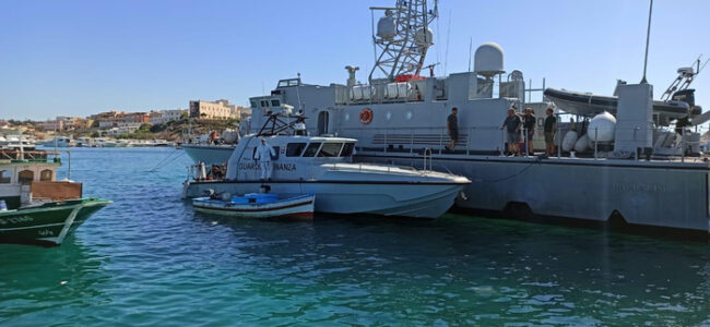 Quattro mila dinari per arrivare a Lampedusa, fermati 23 tunisini: sequestrata “nave madre”